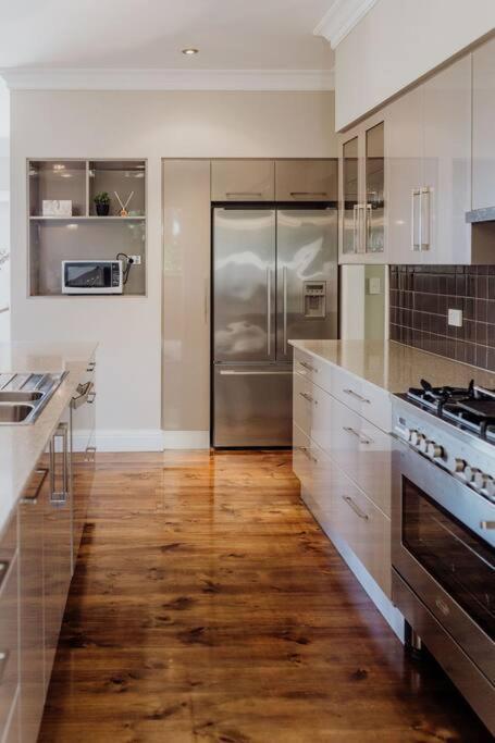 Apartment On James Bicheno Bagian luar foto